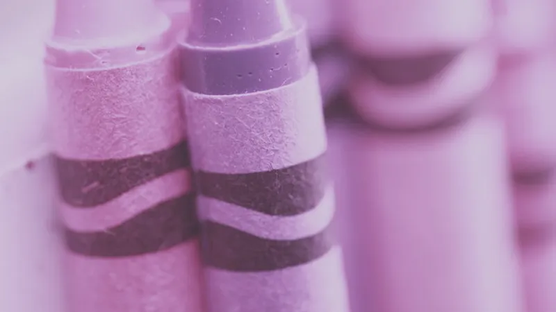 פרט מקרוב: מסך, מסמכים או כלים דיגיטליים בנושא מה חשוב השבוע